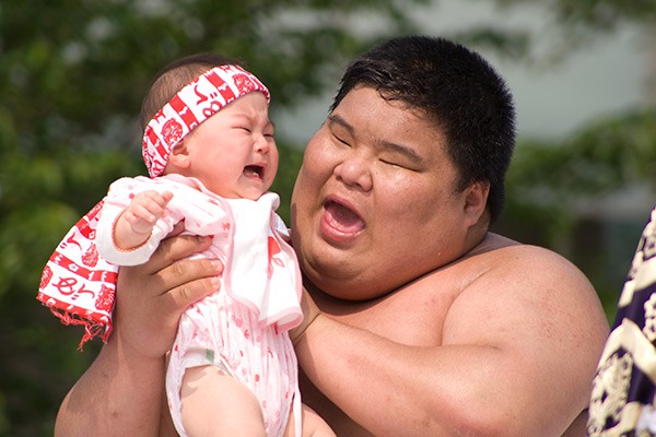 Naki Sumo, un concurso para hacer llorar a los bebés