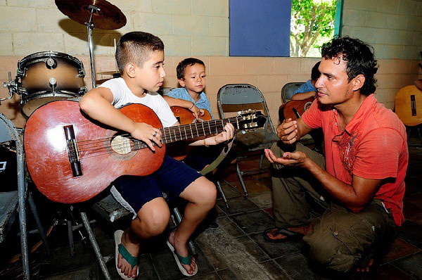 Tocar instrumentos musicales en la infancia aporta beneficios al cerebro adulto