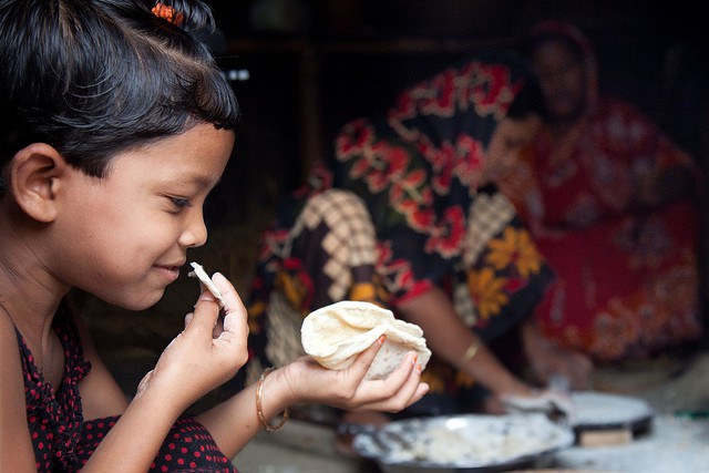 Niños inteligentes que comen sano