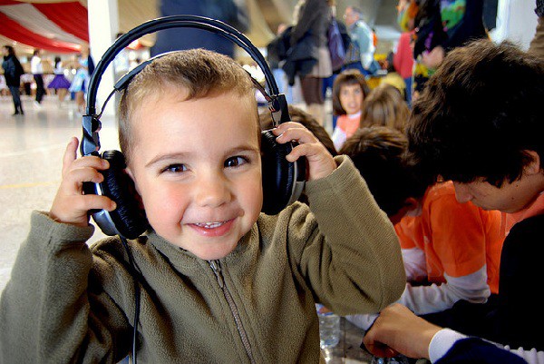 Escuchar música alta en los auriculares puede producir sordera temporal o permanente