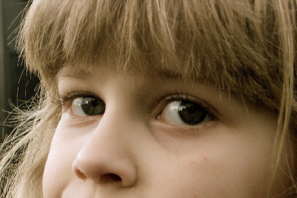 Posible explicación de porqué los niños se tapan los ojos para esconderse