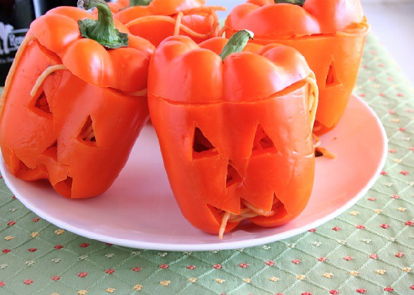 Receta para Halloween: Espeluznantes pimientos rellenos de gusanos