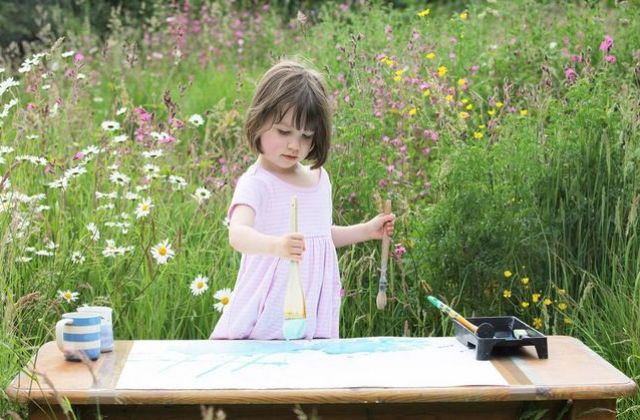 Tiene tres años, es autista y una genio de la pintura