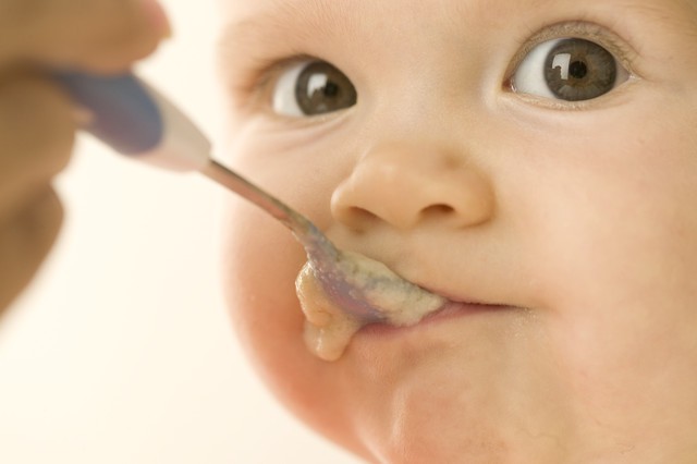 Los cereales se introducen demasiado tarde en la dieta del bebé