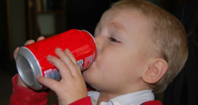 El exceso de refrescos causa agresividad en los niños