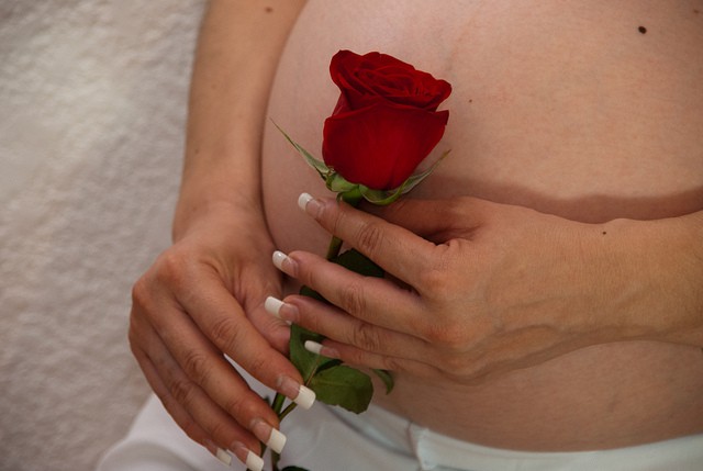 Una mujer con un feto en sus intestinos