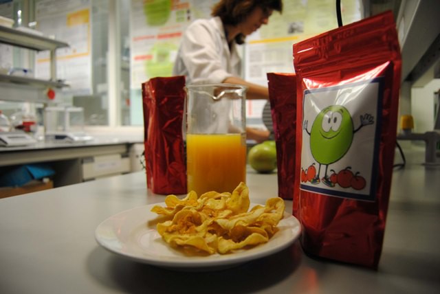 Inventan un snack de manzana y mandarina para ayudar a los niños obesos
