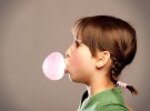 Masticar chicle puede causar migrañas en los niños