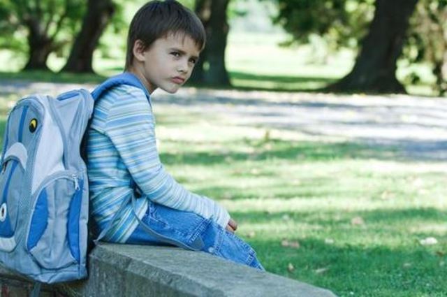 Los niños siguen transportando peso de más en sus mochilas