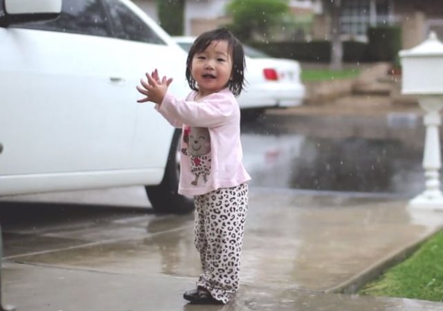 La bebé que se emociona al descubrir la lluvia