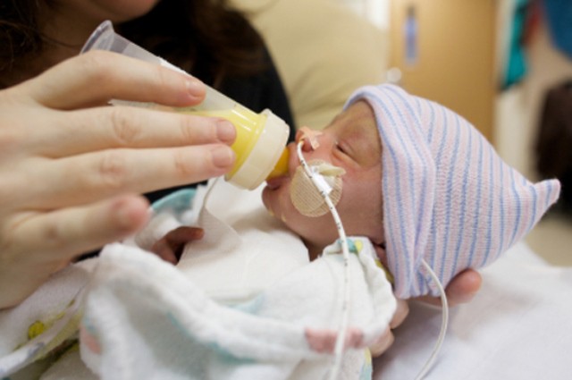 La voz de la madre ayuda a comer a los bebés prematuros