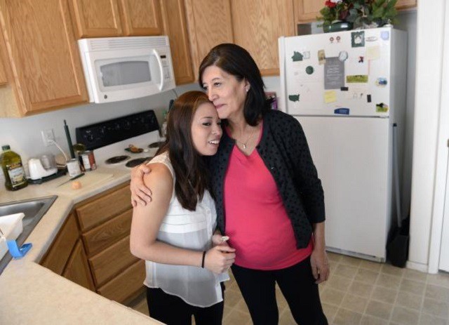 Una madre presta su vientre a su hija