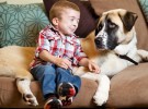 Un niño y un perro se ayudan mutuamente a superar sus miedos