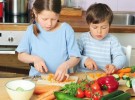 Los niños que ayudan en la cocina comen más verduras