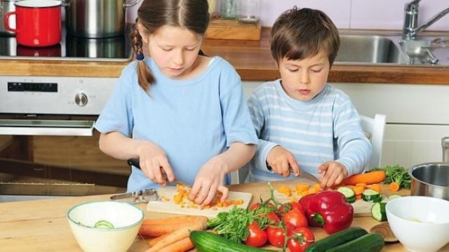 Los niños que ayudan en la cocina comen más verduras