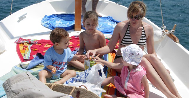 Cuidados especiales para navegar con niños en un barco