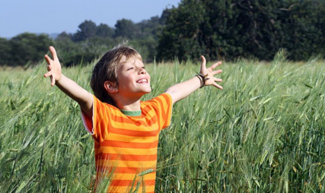 Primeros auxilios para niños en el campo: espinas, astillas o cristales