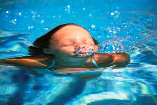 Primeros auxilios cuando el niño cae en la piscina