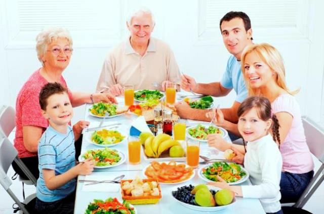 Comer en familia previene la obesidad infantil