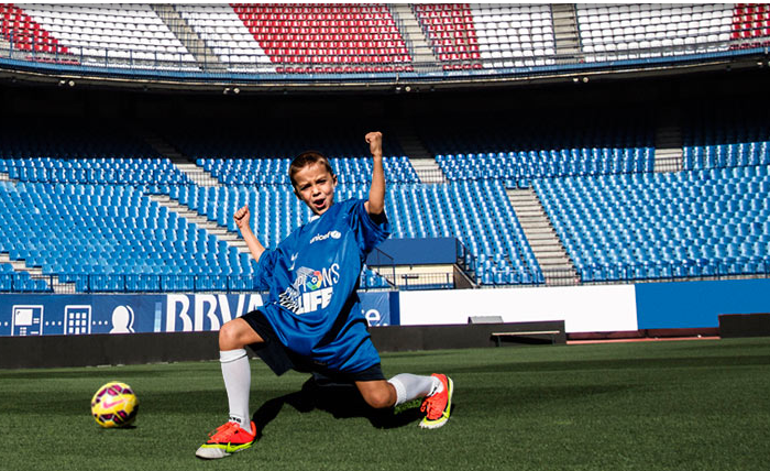 Los niños enseñan a las estrella de fútbol a celebrar los goles