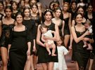 Dolce & Gabbana homenajea a las madres en su último desfile