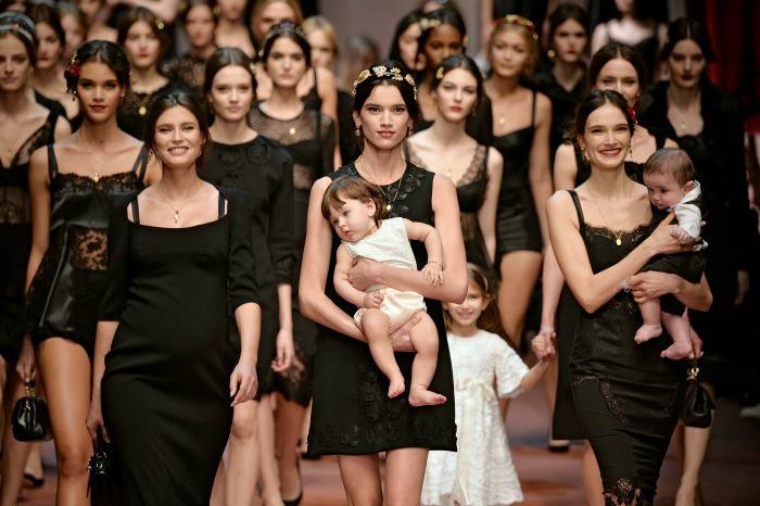 Dolce & Gabbana homenajea a las madres en su último desfile