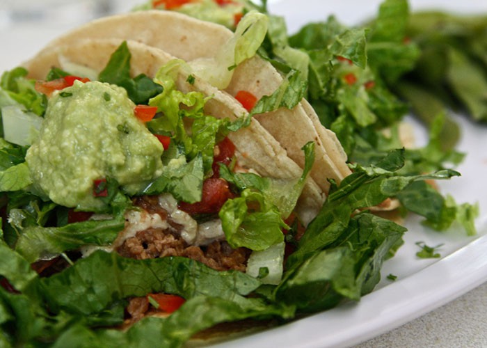 Cena mexicana: tacos de pollo y guacamole