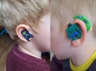 Audífonos de superhéroes para los niños sordos