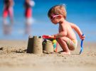 Juegos para los bebés en la playa