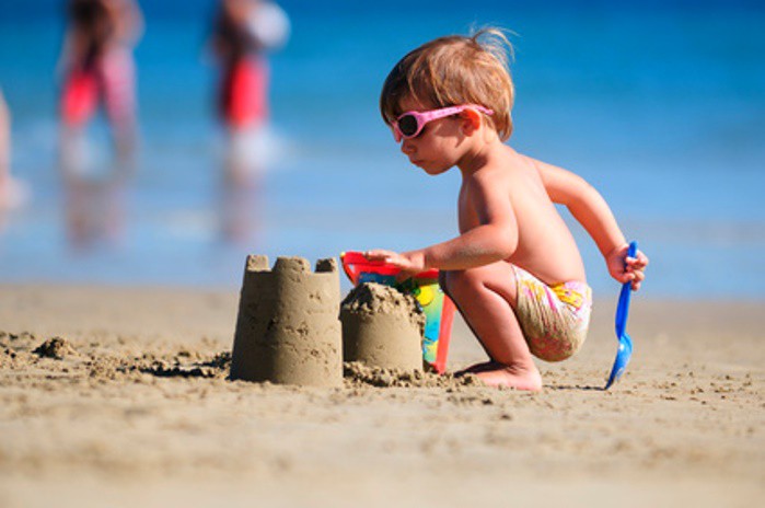 Juegos para los bebés en la playa