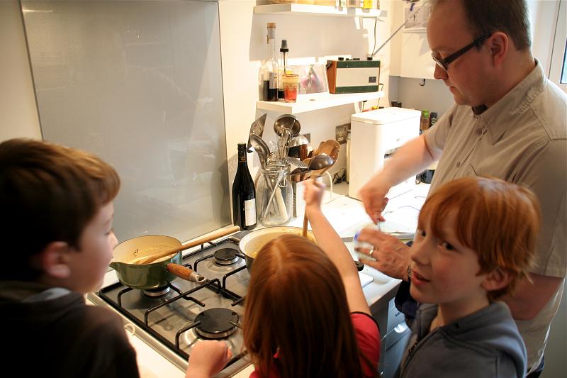 Cocinar con los niños con seguridad
