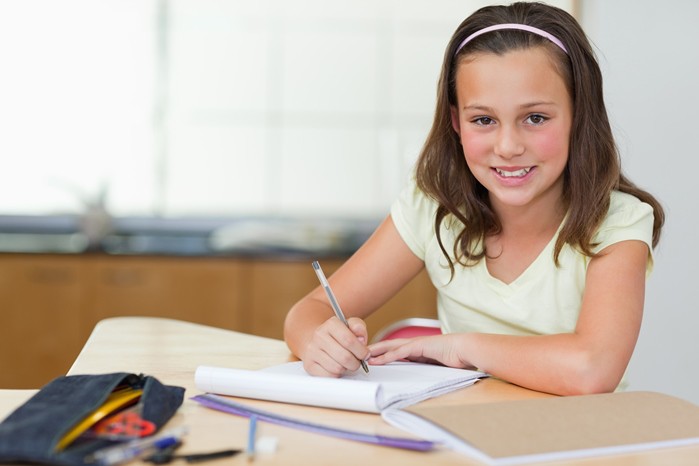 Un escritorio ordenado ayuda a los niños a estudiar