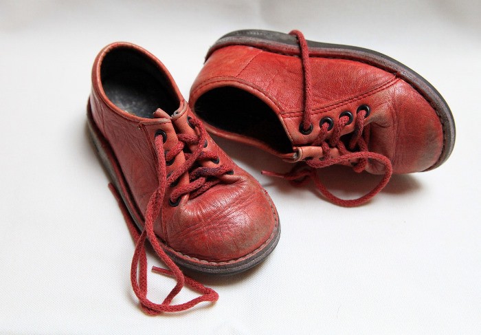 Los zapatos usados pueden causar daños en los pies infantiles