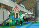 Instalan un parque infantil en el aeropuerto de Alicante-Elche