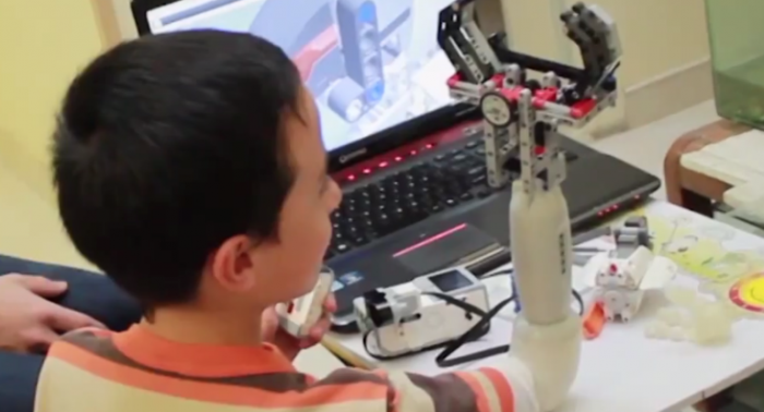 Inventan una prótesis para el brazo infantil con piezas de Lego