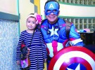 El pediatra que se convierte en superhéroe para curar a los niños con cáncer