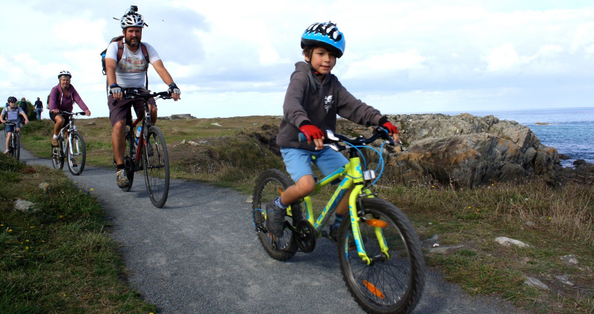 Consejos para disfrutar de un buen paseo en bicicleta con los niños