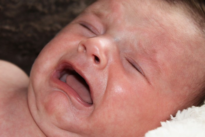 Dejar llorar al bebé antes de dormir es beneficioso, según un estudio