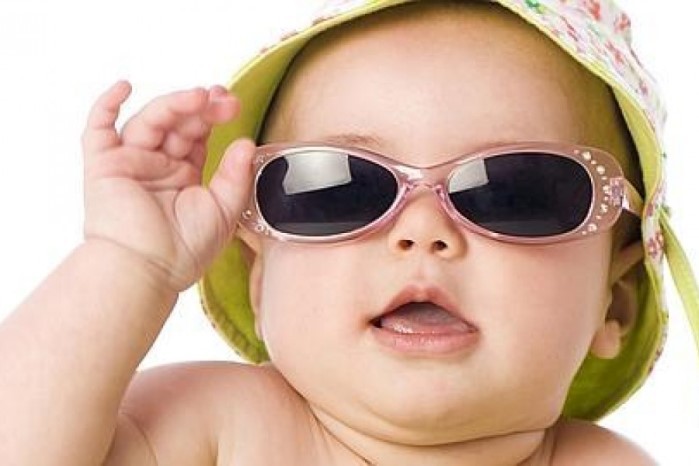 Las gafas de sol son fundamentales en el verano de los niños