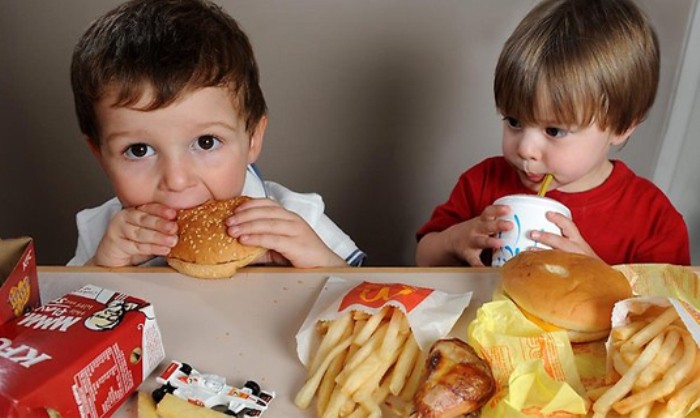 Los anuncios de comida basura causan daño directo a los niños