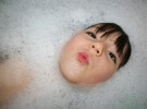 Los niños no deben bañarse a diario, según algunos dermatólogos