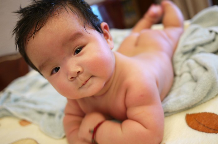 Niña se hace millonaria poniendo nombres ingleses a bebés chinos