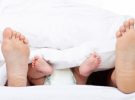 Los bebés deben dormir con los padres pero no en la misma cama