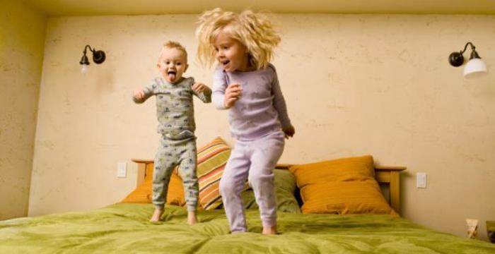niños saltando en la cama
