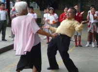 abuelos y nietos bailando