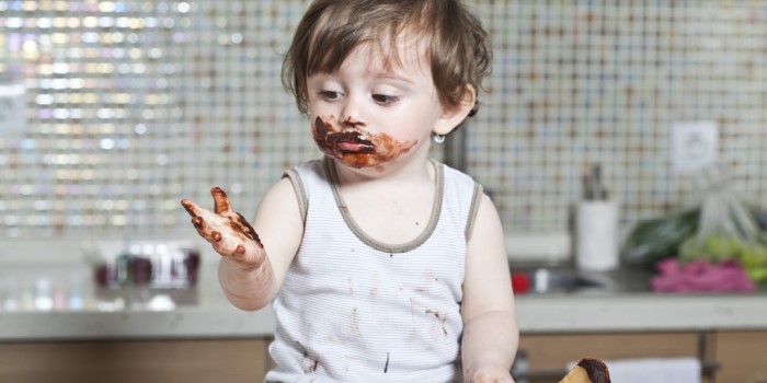 niña comiendo chocolate