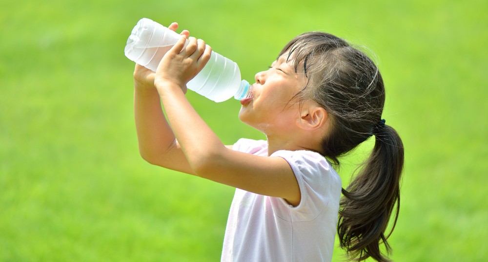 Игры пить воду. Ребенок пьет воду. Картинка девочка пьет воду. Питьевая вода для детей. Маленький ребенок пьет воду.
