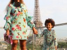 Moda simbiótica: mamá e hija con el mismo look