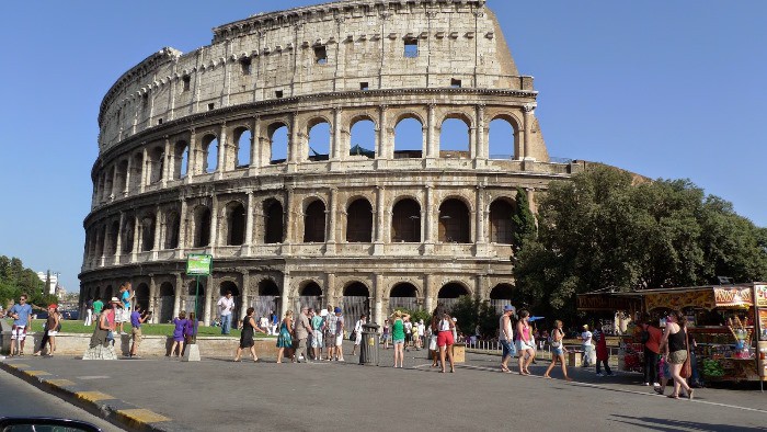 Carritos de bebé vacíos como protesta de las familias italianas