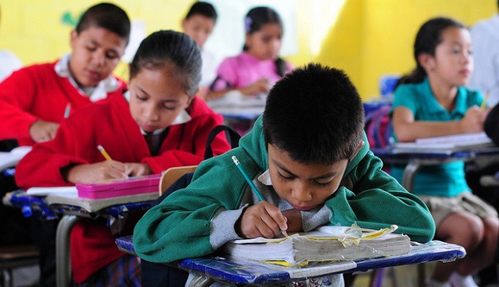 Los niños deben moverse en el aula para aprender más